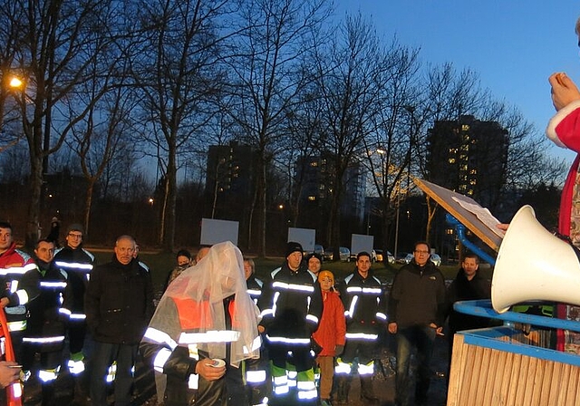 Pfarrer Lutz Fischer (rechts) bei der «Trauung» von Oliver Gross (links) und Martin Spichale. Fotos: bha
