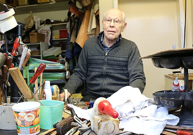 Ernst Häfliger in seiner Werkstatt in Neuenhof, in der er 54 Jahre als Schuhmacher gearbeitet hat.Melanie Bär