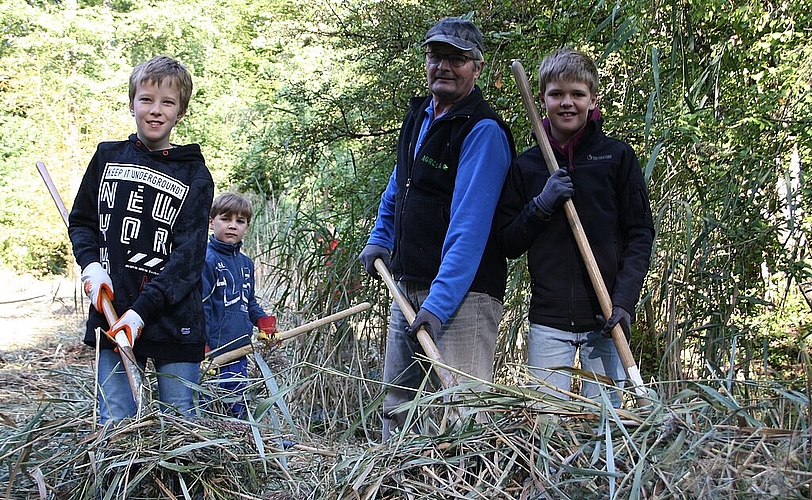 Nicola, Walter Egloff und sein Enkel Robin (v.l.) befreien das Naturschutzgebiet Bollen von Schnittgut und Schilf.

