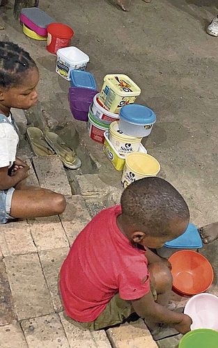 Leere Margarinedosen dienen auch als Essensboxen. bär Leere Margarinedosen dienen auch als Essensboxen. bär