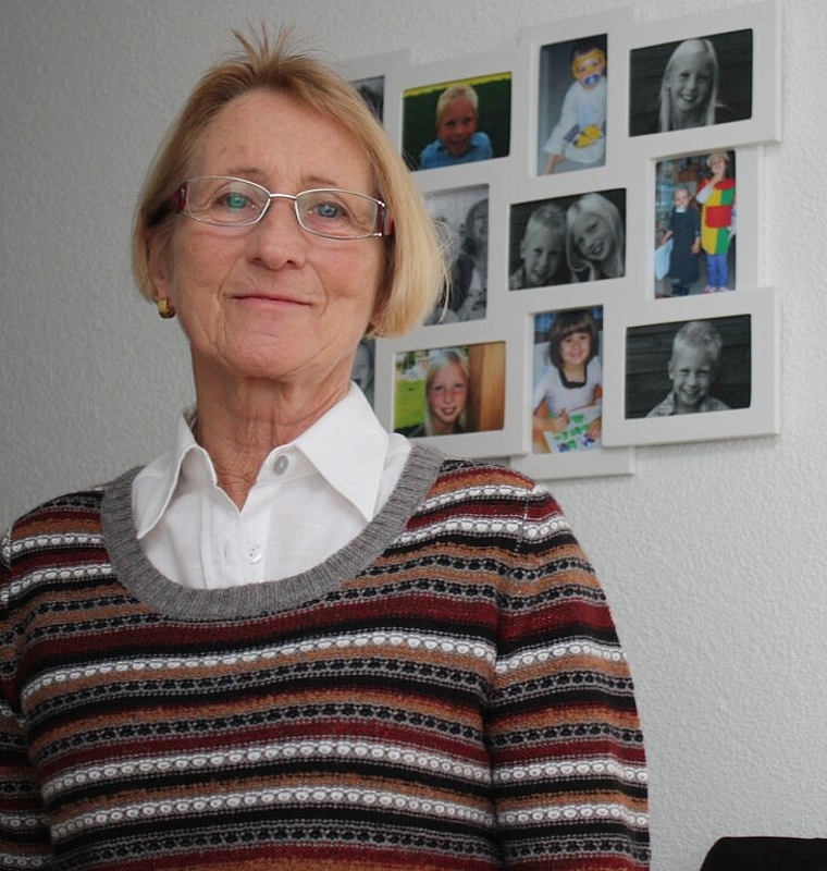 Elisabeth Feiner vor der Collage ihrer vier Grosskinder.Foto: bär
