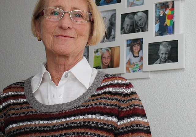 Elisabeth Feiner vor der Collage ihrer vier Grosskinder.Foto: bär
