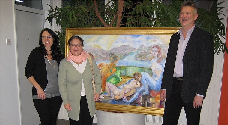 V.l.: Künstlerin Barbara Meier, Gemeindegaleristin Johanna von Rotz und Beat Meier, der Ehemann der Künstlerin. Foto: zVg