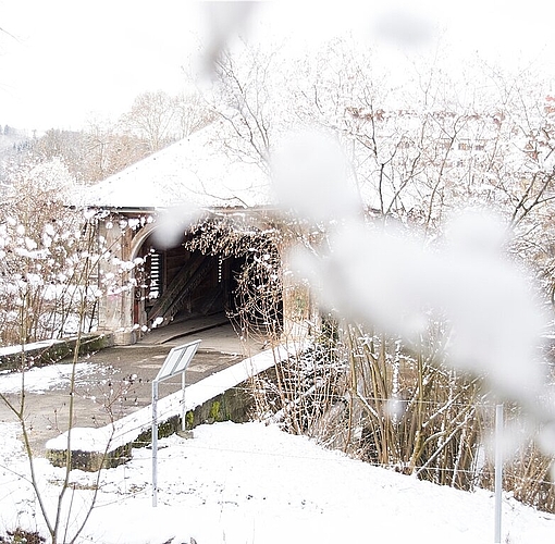 Die Holzbrücke an der Grenze zu Wettingen lud zu einem Spaziergang im Schnee ein. (bsc)

