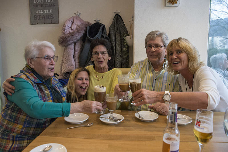 In dieser Runde mit (v.l.) Alice Stoll, Sabrina Krüttli, Consuela Krüttli, Hansruedi Krüttli und Frau Gemeindeammann Susanne Voser ist die Idee für den «Schnägge»-Kaffee entstanden. (Barbara Scherer)
