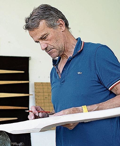 Der Pfeilbogen sei keine moderne Waffe und kein modernes Werkzeug, sondern etwas Uraltes, das Körper und Geist fordert, sagt der 59-Jährige.Caroline Mohnke
