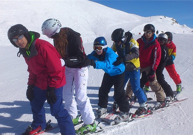 Am Üben: Marko, Sonja, Diogo, Arber, Mario, Arun und Leart. Snowboarder Lorenzo, Bleonard, Arti, Silvan, Caroline, Gabriel, Rafi, Alex, Milos und Adam. Fotos: zVg Vana hat sichtlich Spass am Skifahren. Freude am Schnee: Ronja, Naomi, Ivana, Viviane,