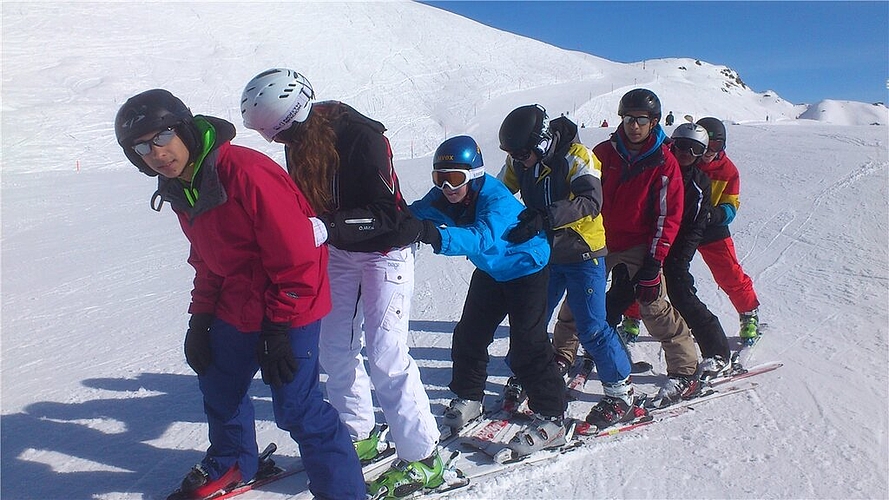 Am Üben: Marko, Sonja, Diogo, Arber, Mario, Arun und Leart. Snowboarder Lorenzo, Bleonard, Arti, Silvan, Caroline, Gabriel, Rafi, Alex, Milos und Adam. Fotos: zVg Vana hat sichtlich Spass am Skifahren. Freude am Schnee: Ronja, Naomi, Ivana, Viviane, Adel, Emir und Martin. 