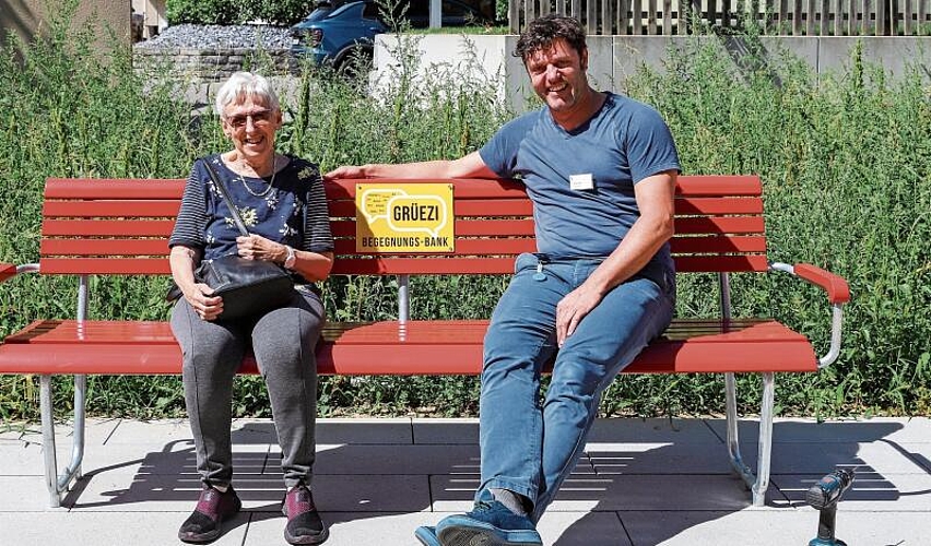 Peter Wyss führt das erste Gespräch auf der Begegnungsbank mit Frau Hunziker, einer Bewohnerin vom St. Bernhard.Gaby Kost
