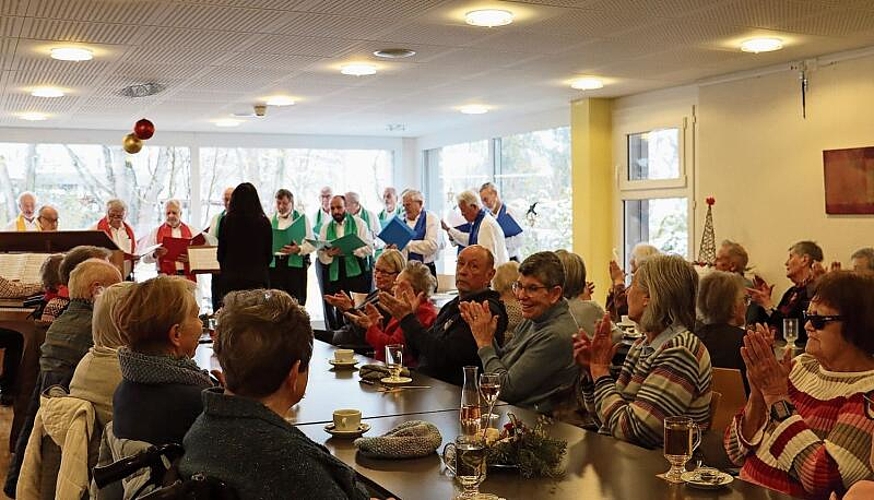 Der Männerchor Neuenhof machte auf seiner Adventstour auch in der Alterssiedlung Sonnmatt halt. Corinne Bürki