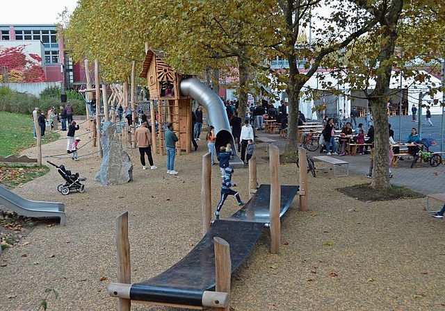 Die Kinder testen die neuen Spielgeräte und rennen herum. ihk