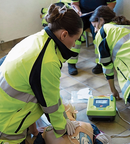 Reanimation an einer Übungspuppe: Herz-Lungen-Wiederbelebung und Einsatz eines Defibrillators.zVg