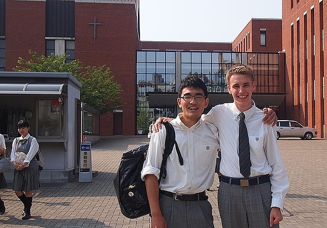 Felix Meierhofer (r.) mit einem Mitschüler vor der japanischen Schule.

