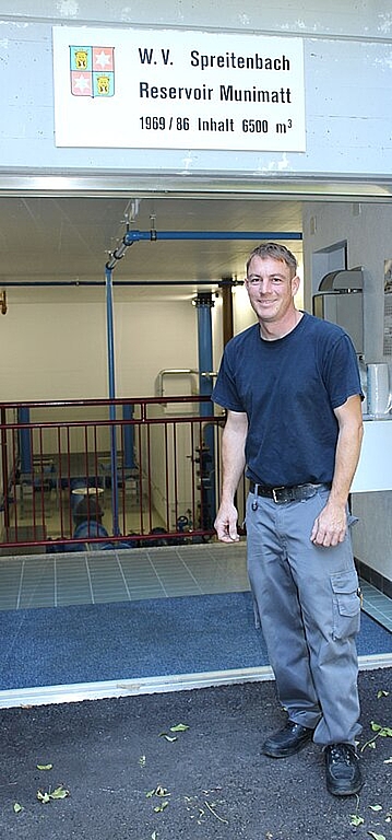 Beat Amsler vor dem Wasserreservoir Munimatt. Die Pumpversuche werden bei den vier Grundwasserpumpen durchgeführt. Diese pumpen Wasser zum Wasserreservoir. Rahel Bühler