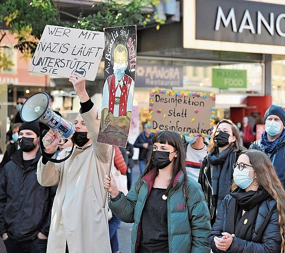 Die Gegendemonstrierenden mit Schildern und Megafon. (Bilder: Robin Schwarz)
