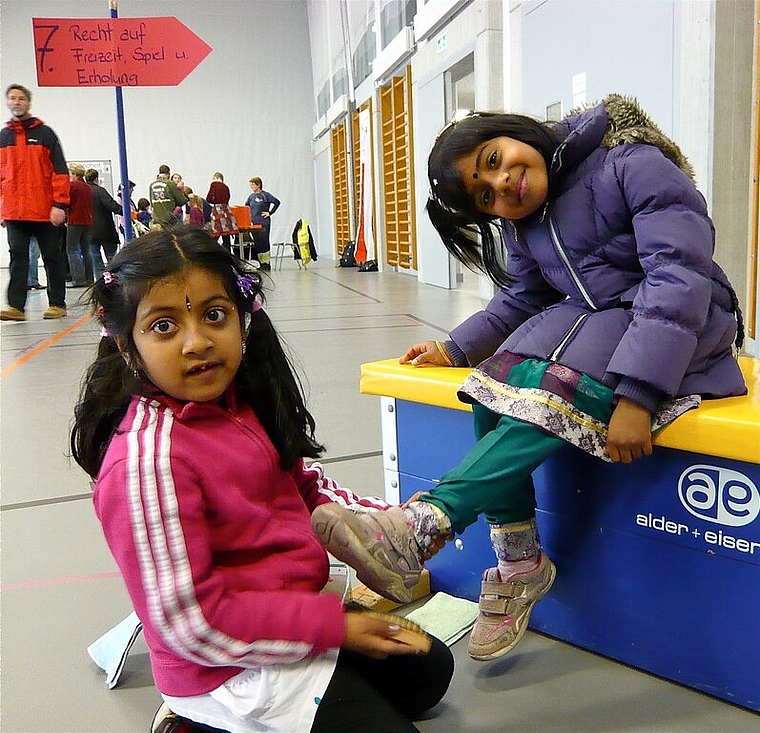 Kinder putzen sich gegenseitig die Schuhe. Foto: sw