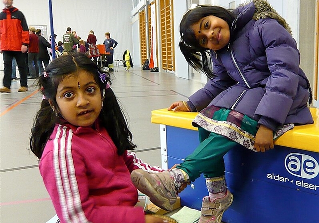 Kinder putzen sich gegenseitig die Schuhe. Foto: sw
