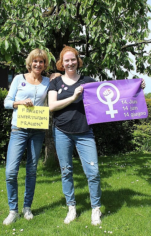 Silvia (l.) und Gianna Ferrari im Garten ihres Einfamilienhauses in Würenlos. Eine solche violette Fahne hängt auch an der Fassade. Rahel Bühler