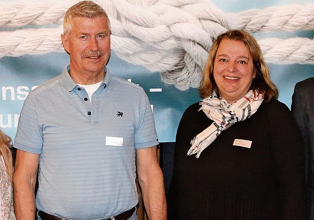 Markt-OK Nicole Barblan, Stefan Ernst und Melanie Pinazza mit Michael Spühler. 