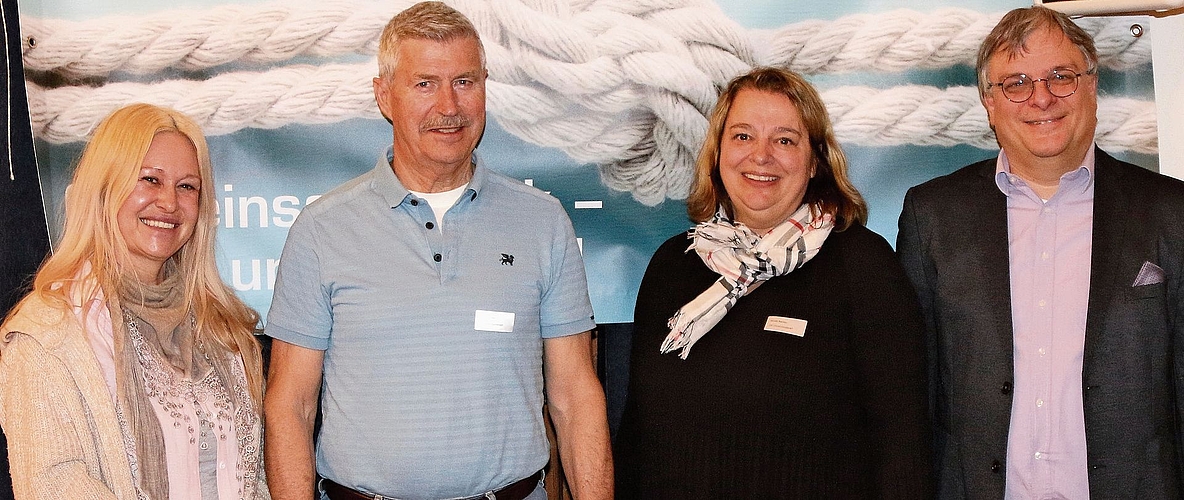 Markt-OK Nicole Barblan, Stefan Ernst und Melanie Pinazza mit Michael Spühler. 