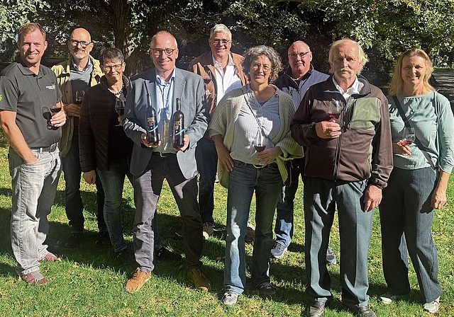 Gemeindeammann Markus Haas (Vierter von links) präsentiert die Jubiläumsweine, die von den Winzerinnen und Winzern produziert wurden.Bild: zVG
