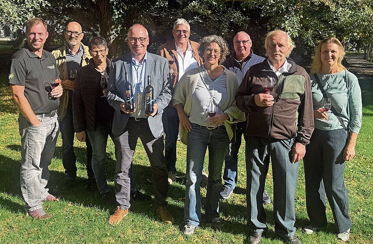 Gemeindeammann Markus Haas (Vierter von links) präsentiert die Jubiläumsweine, die von den Winzerinnen und Winzern produziert wurden.Bild: zVG