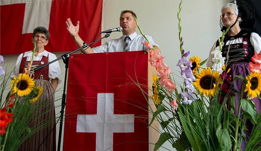 SVP Nationalrat Toni Brunner hält die Ansprache zum Nationalfeiertag.Die Ansprache des Nationalrats füllt die ganze Mehrzweckhalle.Streichelzoo mit Zwergziegen und Schafen.In der Hüpfburg können die Kinder den Feiertag wild feiern.