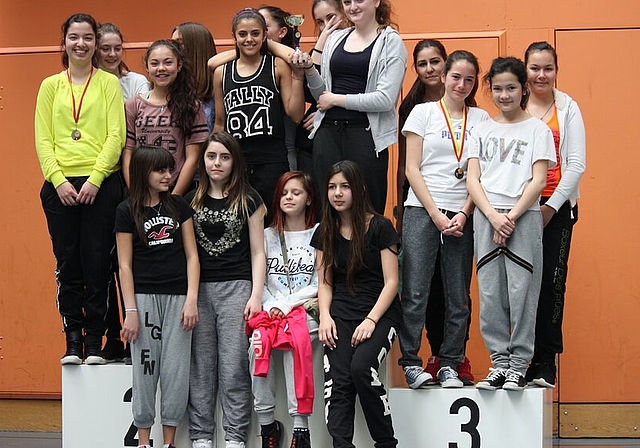 Siegerehrung der 2. Oberstufe Mädchen Unihockey. Unihockeyspiel der 2. Oberstufe Knaben. Fotos: zVg Basketball der 3. Oberstufe. 