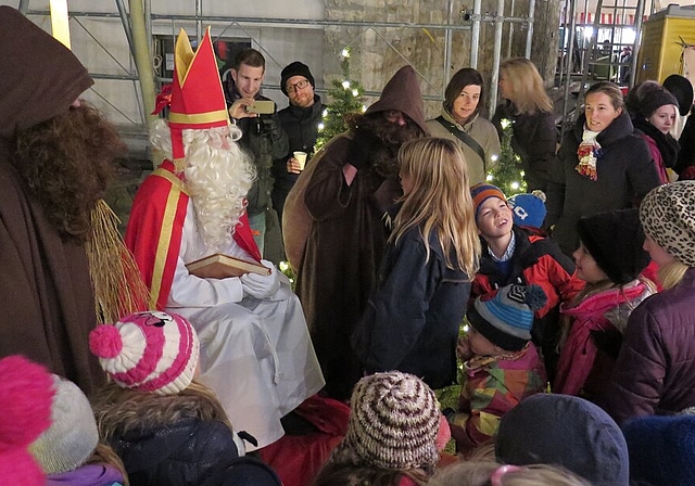 Ein Platz in der vordersten Reihe zum Sprüchliaufsagen beim Samichlaus war heiss begehrt. Fotos: ska

