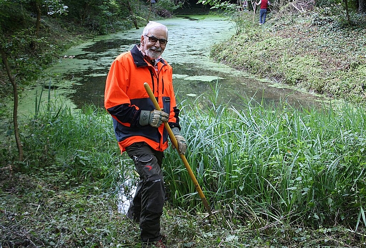 Naturschutzbeauftragter Philipp Vock leitete den Anlass. Hier sieht man ihn bei der Reinigung des Weihers beim Naturschutzgebiet Taunerwiese beim Furtbach. Sibylle Egloff

