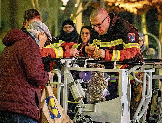 Selbstgemacht: Ein Mann überbringt den Baumschmuck. reg Selbstgemacht: Ein Mann überbringt den Baumschmuck. reg