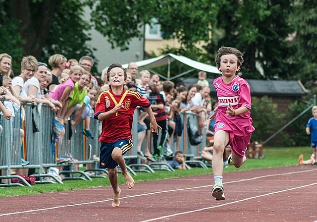 Barfuss oder in Laufschuhen – die Wettinger Nachwuchssprinter waren rasend schnell unterwegs, denn immerhin ging es um den begehrten Titel «Schnällschte Wettiger».