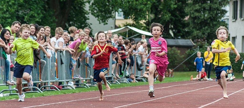 Barfuss oder in Laufschuhen – die Wettinger Nachwuchssprinter waren rasend schnell unterwegs, denn immerhin ging es um den begehrten Titel «Schnällschte Wettiger». Barfuss oder in Laufschuhen – die Wettinger Nachwuchssprinter waren rasend schnell unterwegs, denn immerhin ging es um den begehrten Titel «Schnällschte Wettiger».
