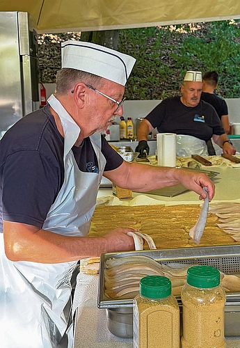 Markus Richner (vorne) und Peter Moser bereiten die Zanderfilets in der Küche vor. Markus Richner (vorne) und Peter Moser bereiten die Zanderfilets in der Küche vor.