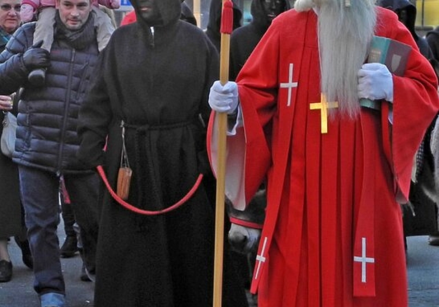 Tross mit fünf Samichläusen, begleitet von ihren Schmutzli, Eseln und vielen Kindern. Foto: zVg