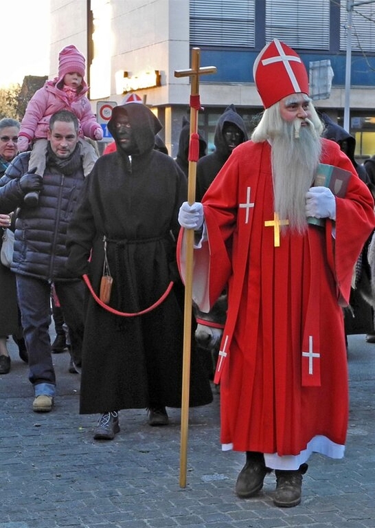 Tross mit fünf Samichläusen, begleitet von ihren Schmutzli, Eseln und vielen Kindern. Foto: zVg