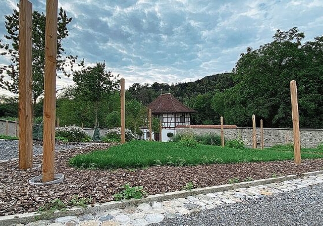 So sieht der wiederhergestellte Vorgarten vor dem Abthaus aus. Bald sollen hier noch Bäume gepflanzt werden. Melanie Bär
