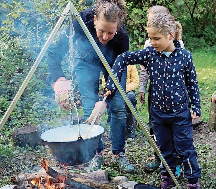 Der 5-jährige Jason raffelt Käse für die Älplermagronen. Corinne Bürki
