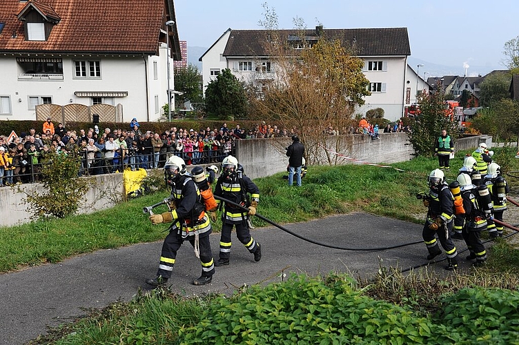 Zahlreiche Kinder und Erwachsene wollten einen Blick erhaschen.