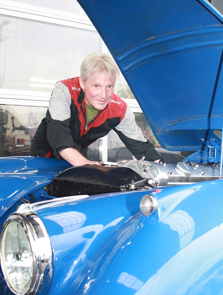 Oli Hofmann beim Reparieren eines Jaguars mit Jahrgang 1954.Foto: bär