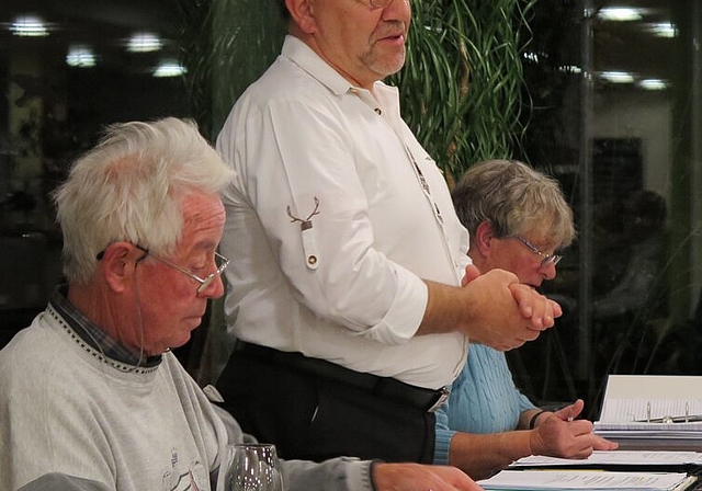 Vereinskartell-Präsident Hans Matt (M.) ist besorgt über den Mitgliederschwund in den Neuenhofer Vereinen. Fotos: ska
