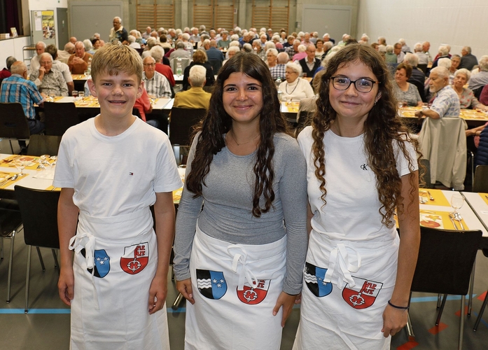Tim, Eva und Alea und ihre Klassengspändli im Einsatz für die Senioren. Melanie Bär