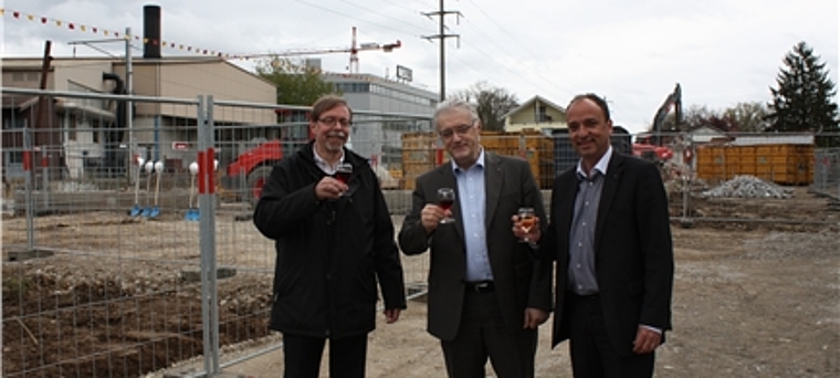 Stossen am Spatenstich im Fohrhölzli auf den Baubeginn an: (v.l.) EWW-Leiter Peter Wiederkehr, Gemeinderat Roland Kuster und Ammann Markus Dieth.Foto: zVg