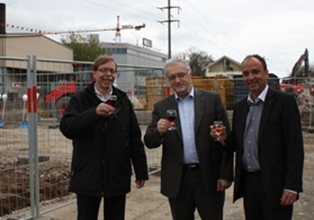 Stossen am Spatenstich im Fohrhölzli auf den Baubeginn an: (v.l.) EWW-Leiter Peter Wiederkehr, Gemeinderat Roland Kuster und Ammann Markus Dieth.Foto: zVg