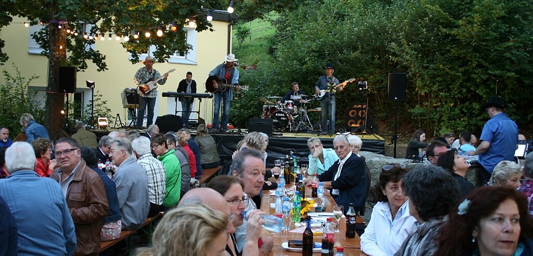 Die Nada Cowboys spielten am Sommerfest der Kulturkommission vor dem Kirchenzentrum Hasel. Fotos: skaDie passionierten Tänzer stürzten sich sofort aufs Tanzparkett und tanzten einen Linedance nach dem anderen.
