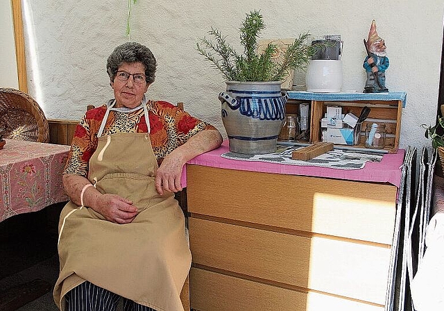 Bea Weber hat in ihrem Hofladen in Spreitenbach eine Warteecke vor dem Laden eingerichtet. Rahel Bühler