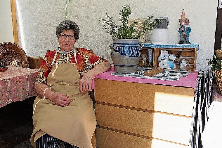 Bea Weber hat in ihrem Hofladen in Spreitenbach eine Warteecke vor dem Laden eingerichtet. Rahel Bühler