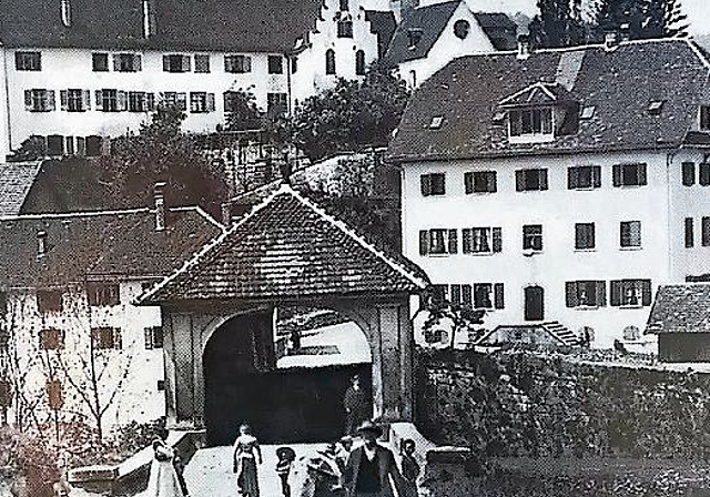 Schwere Last: Ein mobiler Kran bugsiert bei Wind und Regen die Eisenbrücke von ihrem angestammten Platz. (Bild: Robin Schwarz)
