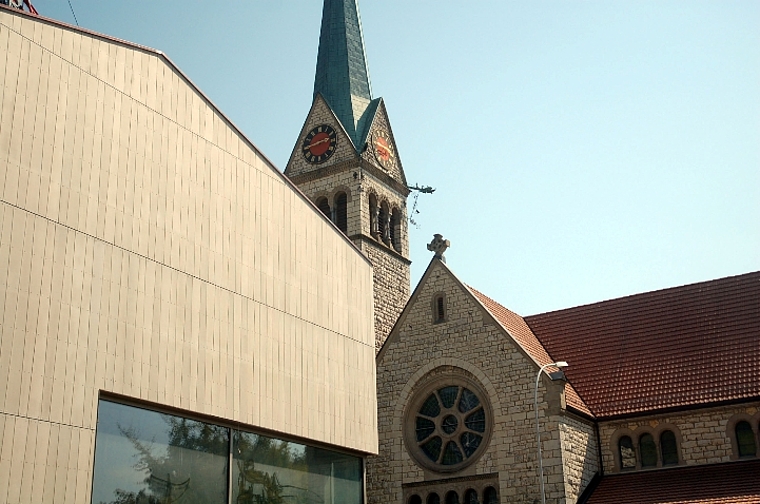 Kirche St. Sebastian Wettingen mit renoviertem Pfarreiheim. Foto: zVg