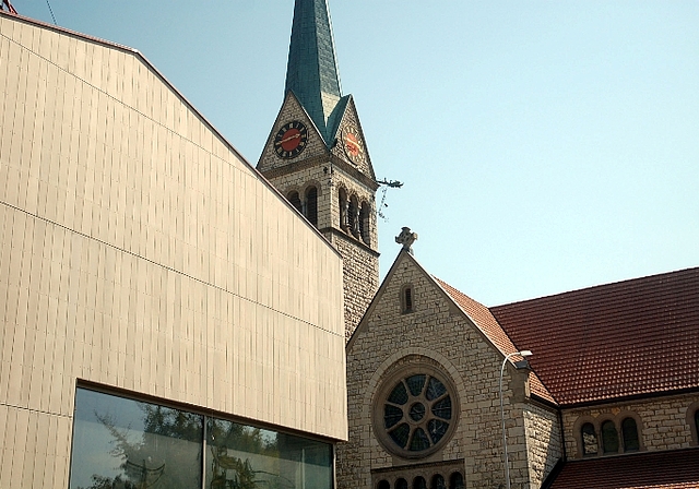 Kirche St. Sebastian Wettingen mit renoviertem Pfarreiheim. Foto: zVg